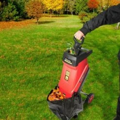 COSTWAY Broyeur De Jardin Électrique 2400W Broyeur Végétaux Et Branches Avec Bac De Ramassage De Déchets 45L Et Roues En PP Ø 17,5CM Lame En Acier Diamètre De Broyage Jusqu’à 45MM Rouge 8 COSTWAY Broyeur De Jardin Électrique 2400W Broyeur Végétaux Et Branches Avec Bac De Ramassage De Déchets 45L Et Roues En PP Ø 17,5CM Lame En Acier Diamètre De Broyage Jusqu’à 45MM Rouge -Promos Broyeur de végétaux Magasin 19707618 2